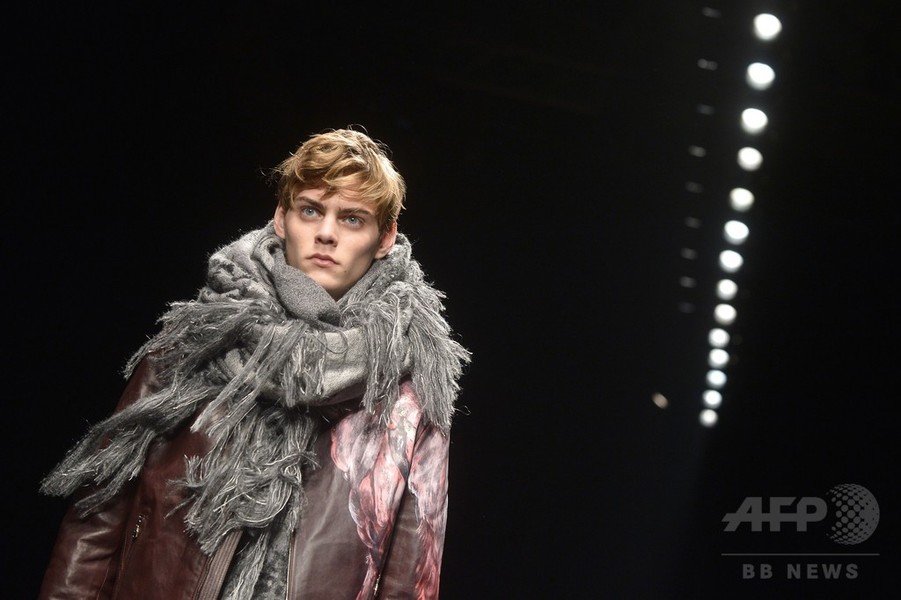 オーバーサイズのマフラーをアクセントに、「サルヴァトーレ フェラガモ」15/16年秋冬メンズ