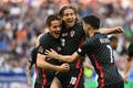 UEFAネーションズリーグ、リーグA・グループ1、フランス対クロアチア。チームメートとゴールを喜ぶクロアチアのルカ・モドリッチ（中央、2022年6月13日撮影）。(c)Franck FIFE / AFP