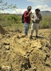 南米ボリビア南東部のパディージャ（Padilla）近郊で、古代生物グリプトドンの約1万2000年前の化石を調べる古生物学者のオマル・メディナ（Omar Medina）氏（左）ら（2014年9月19日撮影）。(c)AFP/Aizar Raldes
