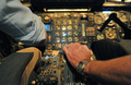 英国南部サリー（Surrey）州ウェイブリッジ（Weybridge）のブルックランズ博物館（Brooklands Museum）で、超音速旅客機コンコルド（Concorde）のフライトシミュレーターを操作する元コンコルド機長のマイク・バニスター(Mike Bannister)氏（2009年9月3日撮影）。(c)AFP/Carl de Souza