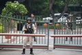 インドの首都ニューデリーで、首相公邸前を警備する治安部隊員（2019年8月5日撮影）。(c)AFP/Sajjad HUSSAIN
