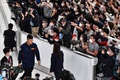 成田国際空港に到着した第5回ワールド・ベースボール・クラシック日本代表の岡本和真（左下）らを迎えるファン（2023年3月23日撮影）。(c)Kazuhiro NOGI / AFP