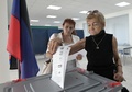 ロシアが併合を宣言したウクライナ・ドネツク州で、ロシア側が実施する地方選で投票をする人々（2023年9月8日撮影）。(c)AFP