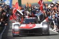第89回ルマン24時間耐久レース。チームメートのマイク・コンウェイ（右）、ホセ・マリア・ロペス（左）を乗せて走るトヨタ・ガズーレーシング7号車の小林可夢偉（2021年8月22日撮影）。(c)Jean-Francois MONIER/ AFP