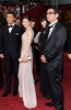 第81回アカデミー賞（Academy Awards）授賞式に出席した、『おくりびと』の滝田洋二郎（Yojiro Takita）監督（右）、主演の本木雅弘（Masahiro Motoki、左）、広末涼子（Ryoko Hirosue、中央、2009年2月22日撮影）。(c)AFP/Getty Images/Kevork Djansezian