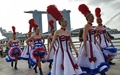 シンガポールの埠頭を歩く仏パリの老舗キャバレー「ムーランルージュ」の踊り子たち（2015年3月9日撮影）。(c)AFP/ROSLAN RAHMAN