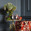 「ジョー マローン（Jo Malone）」と英老舗ペイント＆壁紙メーカー「ファロー＆ボール（FARROW &amp; BALL）」がコラボレーションしたカラード キャンドル。ワイルド フィグ ＆ カシス[ペルト No.254]とポメグラネート ノアール[イーティング ルーム レッド No.43]。9975円。(c)Jo Malone