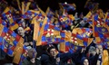 サッカー欧州チャンピオンズリーグ2013-14（UEFA Champions League 2013-14）決勝トーナメント1回戦第2戦、FCバルセロナ（FC Barcelona）対マンチェスター・シティ（Manchester City）。フラッグを振るFCバルセロナのサポーター（2014年3月12日撮影）。(c)AFP/LLUIS GENE