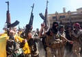 イスラム過激派組織「イスラム国」が支配するイラク北部ティクリートへの進攻を祝う政府支持派の戦闘員ら（2015年3月11日撮影）。(c)AFP/AHMAD AL-RUBAYE