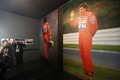 イタリアのイモーラ（Imola）で開催された故アイルトン・セナ（Ayrton Senna）氏の没後20年追悼式典で展示品を眺める人々（2014年5月1日撮影）。(c)AFP/MAURO MONTI