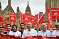 英議会議事堂のあるロンドンのウェストミンスター宮殿前で、ホンダに工場閉鎖を撤回させるよう英政府に要請するデモを行うホンダ従業員ら（2019年3月6日撮影）。(c)Ben STANSALL / AFP