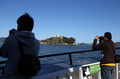 米カリフォルニア（California）州サンフランシスコ（San Francisco）にある悪名高い「監獄島」、アルカトラズ島（Alcatraz Island）は21日、島に作られた連邦刑務所の閉鎖から50年を迎えた。アルカトラズ島は当初、軍事要塞化され、やがて軍刑務所となった。施設は1934年に連邦刑務所局（Bureau of Prisons）に移管されて連邦刑務所となった後、1963年に閉鎖された。現在は国立公園の一部となっている。

アルカトラズ島を管理する国立公園局（National Park Service）では、閉鎖50年を記念して、閉鎖される直前の刑務所を撮影した写真展を同島で開催している。写真はいずれもロサンゼルス（Los Angeles）を中心に活動していたフリーカメラマン、リー・ウィーナー（Leigh Wiener）氏が撮影したもので、新たに見つかった作品という。

写真は、フェリーから見たアルカトラズ島（2013年3月21日撮影）。(c)AFP/Getty Images/Justin Sullivan