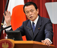 首相官邸で記者会見に臨む麻生太郎（Taro Aso）首相（2009年4月10日撮影）。(c)AFP/Toru YAMANAKA