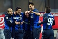 12-13イタリア・セリエAは10日、第24節の試合が行われ、インテル（Inter Milan）が3-1でキエーボ・ベローナ（Chievo Verona）を下した。

後半5分にチーム3得点目を挙げてチームメイトに祝福されるインテルのディエゴ・ミリート（Diego Milito、2013年2月10日撮影）。(c)AFP/GIUSEPPE CACACE