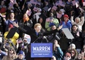 米マサチューセッツ州ローレンスで、大統領選立候補を正式表明するため演説会場に現れたエリザベス・ウォーレン上院議員（2019年2月9日撮影）。(c)Joseph PREZIOSO / AFP