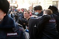 ロシア・ウラジオストクで警察に拘束されるアレクセイ・ナワリヌイ氏の釈放を求めるデモの参加者（2021年1月23日撮影）。(c)Pavel KOROLYOV / AFP