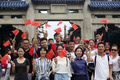 南京で国慶節を祝う人々（2017年10月1日撮影）。(c)CNS/泱波