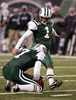 フィールドゴールを狙うジェッツのマイク・ニュージェント（%%Mike Nugent%%、奥）。(c)AFP/Getty Images Jim McIsaac
