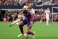 サッカー親善試合、FCバルセロナ対レアル・マドリード。レアル・マドリードのロドリゴ（左）と競り合うFCバルセロナのエリック・ガルシア（2023年7月29日撮影）。(c)Sam Hodde/Getty Images/AFP