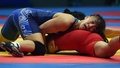 第17回アジア競技大会（17th Asian Games、Asiad）レスリング女子48キロ級決勝。孫亜楠（Sun Yanan、下）と対戦する登坂絵莉（Eri Tosaka、2014年9月27日撮影）。(c)AFP/INDRANIL MUKHERJEE