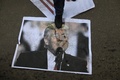パレスチナ自治区ガザ地区ガザ市で、ドナルド・トランプ米大統領の写真を踏みつけるパレスチナ人のデモ参加者（2017年12月7日撮影）。(c)AFP PHOTO / MOHAMMED ABED