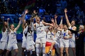 FIBAバスケットボール・ワールドカップ決勝、ドイツ対セルビア。優勝を喜ぶドイツの選手ら（2023年9月10日撮影）。(c)JAM STA ROSA / AFP