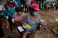 ペルーの首都リマ南郊のパチャクテクで困窮者向けの無料食堂に並ぶ漁民ら（2022年４月14日撮影）。(c)Ernesto BENAVIDES / AFP