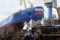 ロシアのサンクトペテルブルクにあるバルト造船所で行われた原子力砕氷船「シビーリ」の進水式で自分撮りをする男性ら（2017年9月22日撮影）。(c)AFP/Olga MALTSEVA