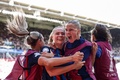 女子サッカー欧州チャンピオンズリーグ決勝、FCバルセロナ対VfLボルフスブルク。チーム3点目を決め、チームメートと喜ぶFCバルセロナのフリドリーナ・ロルフォ（左から2人目、2023年6月3日撮影）。(c)Kenzo TRIBOUILLARD / AFP