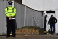英ケント州ディールにあるウェイン・カウゼンズ容疑者の自宅の外で警備に当たる警察官（2021年3月11日撮影）。(c)Ben STANSALL / AFP