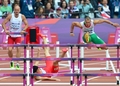 ロンドン五輪は7日、オリンピックスタジアム（Olympic Stadium）で陸上男子110メートルハードル予選が行われ、中国の劉翔（Liu Xiang）が途中棄権した。

アテネ五輪の同種目で金メダルを獲得した劉翔は1台目のハードルに左足をぶつけ、転倒した。

劉翔は4年前に母国で開催された北京五輪では予選の直前で棄権をしていた。

転倒する中国の劉翔（Liu Xiang、中央、2012年8月7日撮影）。(c)AFP/GABRIEL BOUYS