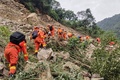 中国・四川省の甘孜チベット族自治州瀘定県で地震の被災地に向かう救助隊員ら（2022年9月6日撮影）。(c)CNS / AFP