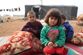 シリア北西部イドリブ県の自宅から郊外に避難した子どもたち（2019年12月1日撮影）。(c)Omar HAJ KADOUR / AFP