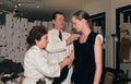 フランス・パリの工房でモデルの服を調整するファッションデザイナーのジャン・ルイ・シェレル（Jean-Louis Scherrer、中央、1987年3月1日撮影）。(c)AFP/PIERRE GUILLAUD