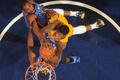 13-14NBA、インディアナ・ペイサーズ（Indiana Pacers）対オクラホマシティ・サンダー（Oklahoma City Thunder）。シュートを狙うインディアナ・ペイサーズのポール・ジョージ（Paul George、右、2014年4月13日撮影）。(c)AFP/Getty Images/NBAE/Ron Hoskins