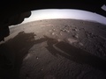 火星に着陸した米航空宇宙局（NASA）の火星探査車「パーシビアランス」が撮影した地表（2021年2月18日撮影、同19日公開）。(c)AFP PHOTO / NASA/HANDOUT