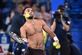 男子テニス、木下グループジャパンオープン、シングルス決勝。客席にボールを打ち込むアルトゥール・フィス（2024年10月1日撮影）。(c)Philip FONG / AFP