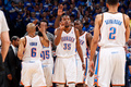 12-13NBA、カンファレンス準決勝（7回戦制）、オクラホマシティ・サンダー（Oklahoma City Thunder）対メンフィス・グリズリーズ（Memphis Grizzlies）。第4クオーター終盤、チームメイトを鼓舞するオクラホマシティ・サンダーのケビン・デュラント（Kevin Durant、中央、2013年5月5日撮影）。(c)AFP/Getty Images/NBAE/Joe Murphy