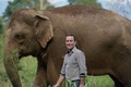 タイ北端・チエンセーンで、ゾウの前に立つブラック・アイボリー・コーヒーの創設者ブレーク・ディンキン氏（2015年4月10日撮影）。(c)AFP/Christophe ARCHAMBAULT