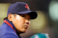09MLB、ロサンゼルス・エンゼルス・オブ・アナハイム（%%Los Angeles Angels of Anaheim%%）対ボストン・レッドソックス（%%Boston Red Sox%%）。試合はエンゼルスが6-3で勝利を収めた。写真はベンチで戦況を見守るレッドソックスの松坂大輔（%%Daisuke Matsuzaka%%）。（2009年4月10日撮影）(c)AFP/Getty Images/Kevork Djansezian