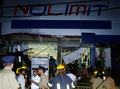 2007年11月28日、コロンボ（Colombo）の衣料品店前で発生した爆破テロの現場を調べる治安部隊と消防隊。(c)AFP