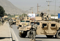 アフガニスタンの首都カブール（Kabul）で、自爆攻撃の現場付近で警備に当たる米兵（2008年5月29日撮影）。(c)AFP/SHAH Marai
