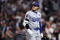 24MLB、ワールドシリーズ（7回戦制）、ニューヨーク・ヤンキース対ロサンゼルス・ドジャース。5回に三振に倒れ、打席を後にするロサンゼルス・ドジャースの大谷翔平（2024年10月30日撮影）。(c)Sarah Stier/Getty Images/AFP