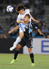 サッカーAFCチャンピオンズリーグ2009（%%AFC Champions League 2009%%）1次リーグH組、川崎フロンターレ（%%Kawasaki Frontale%%）対浦項スティーラース（%%Pohang Steelers%%）。試合は0-2で川崎が敗れ、同組2位での決勝トーナメント進出となった。勝った浦項が同組1位で決勝トーナメントに進んだ。写真は浦項の金亨鎰（%%Kim Hyung-Il%%、キム ヒョンイル）とボールを競り合う川崎の鄭大世（%%Chong Tese%%、右）。（2009年5月19日撮影）(c)AFP/Toru YAMANAKA