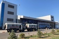ロシア・ダゲスタン共和国マハチカラ空港前に止められた国家親衛隊の車両（2023年10月30日撮影）。(c)STRINGER / AFP