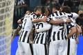 サッカー欧州チャンピオンズリーグ2014-15準々決勝第1戦、ユベントス対ASモナコ。アルトゥーロ・ビダルの得点に歓喜するユベントスの選手（2015年4月14日撮影）。(c)AFP/GIUSEPPE CACACE