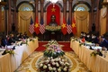 ベトナム大統領府でグエン・スアン・フック国家主席（右端）と会談するカマラ・ハリス米副大統領（左端、2021年8月25日撮影）。(c)Manan VATSYAYANA / POOL / AFP