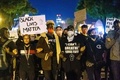 ジョージ・フロイドさん殺害の罪に問われている元警官デレク・ショービン容疑者の保釈を受け、米ミネアポリスで行われた抗議デモ（2020年10月7日撮影）。(c)Kerem Yucel / AFP