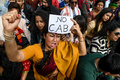 インド・アッサム州グワハティで市民権改正法案（CAB）に抗議する人々（2019年12月13日撮影）。(c)Sajjad  HUSSAIN / AFP