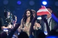 デンマークの首都コペンハーゲン（Copenhagen）で開かれた欧州国別対抗歌謡祭「ユーロビジョン・ソング・コンテスト（Eurovision Song Contest）」で、決勝進出を決めて安堵するオーストリア代表のコンチータ・ウルスト（Conchita Wurst、中央、2014年5月7日撮影）。(c)AFP/SCANPIX DENMARK/NIKOLAI LINARES